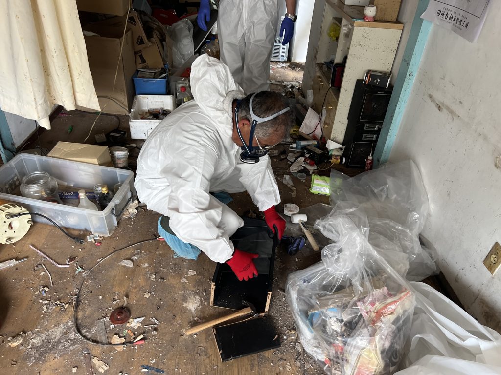 孤独死現場の分別作業